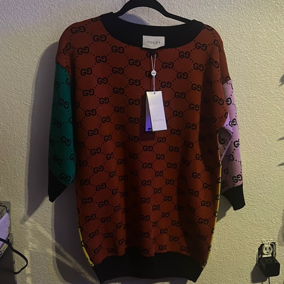 It’s a small but it fits like a medium - Picture 1 of 2